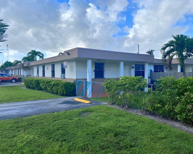 view of front of property featuring a front yard