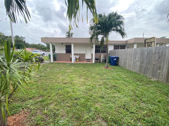 view of yard featuring a patio