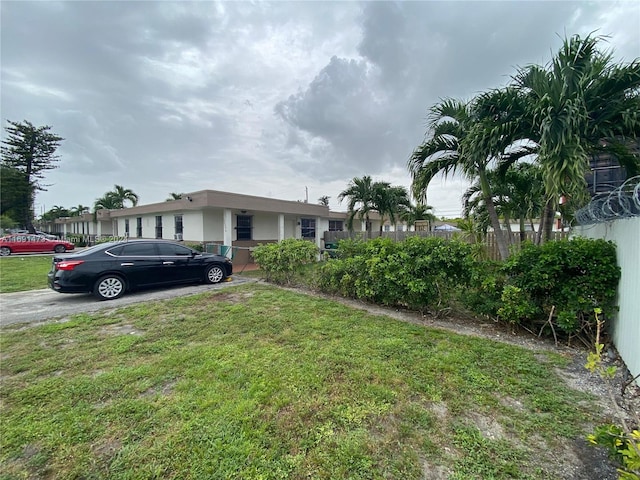 view of front of property featuring a front lawn