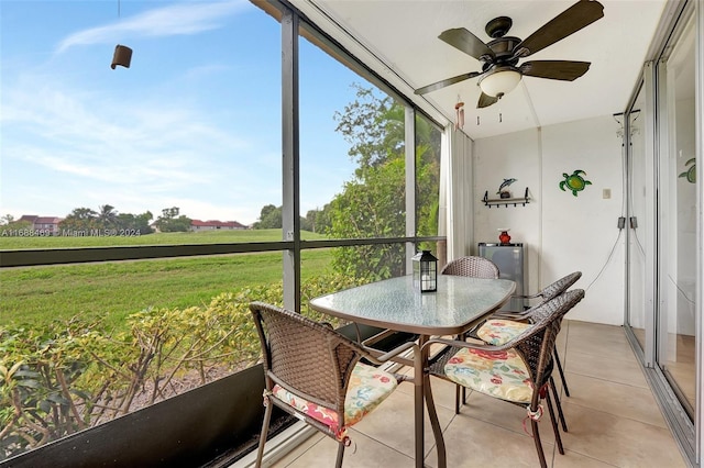 sunroom with ceiling fan