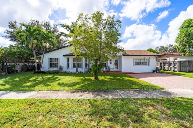 view of front of home featuring a front lawn