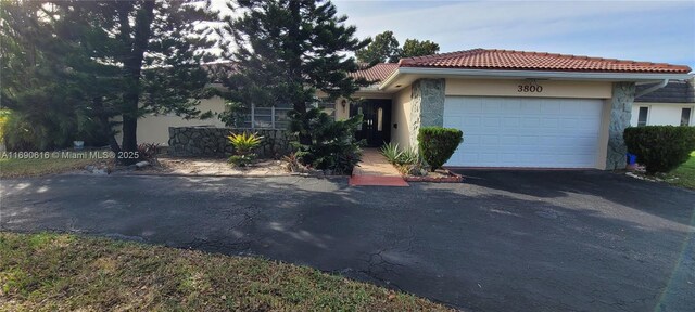 view of front of property featuring a front yard and a garage