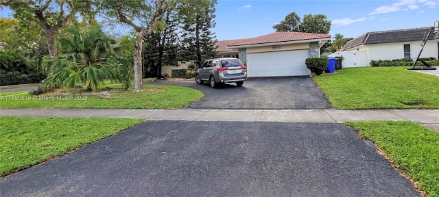 view of front facade featuring a front yard