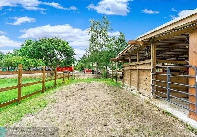 view of yard with an outbuilding