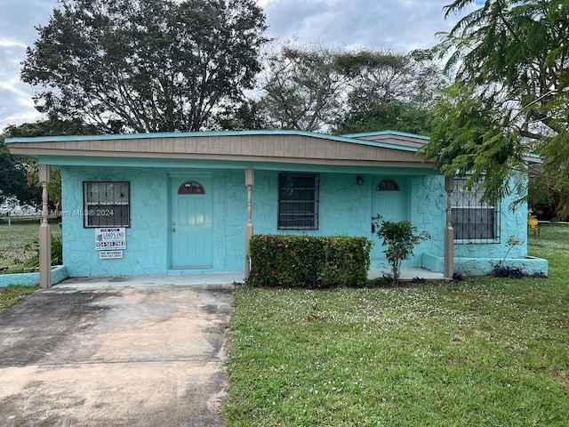 view of front facade with a front lawn