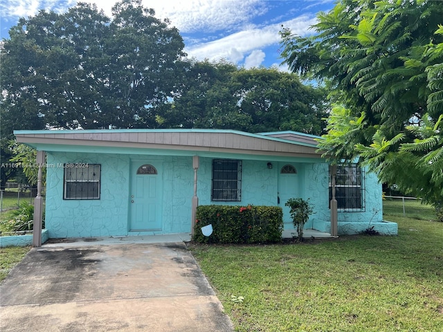 view of front of house featuring a porch and a front yard