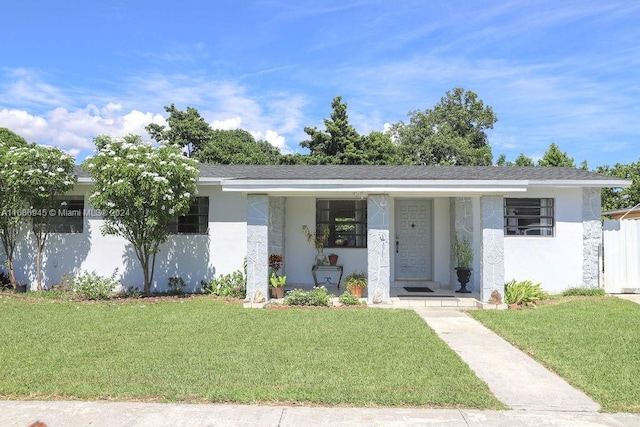 view of front of house featuring a front lawn