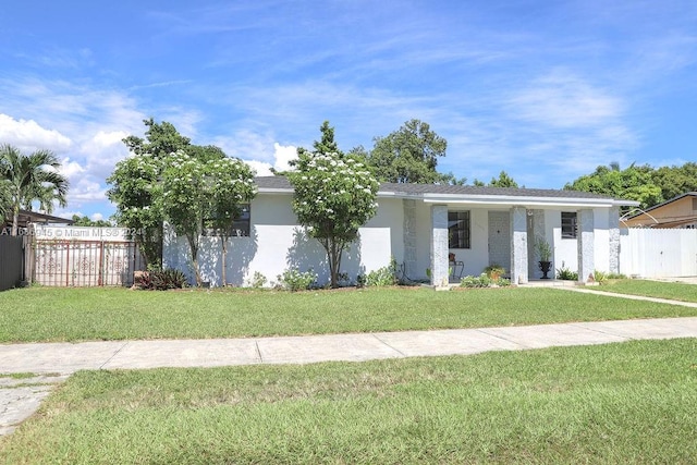 view of front facade featuring a front lawn