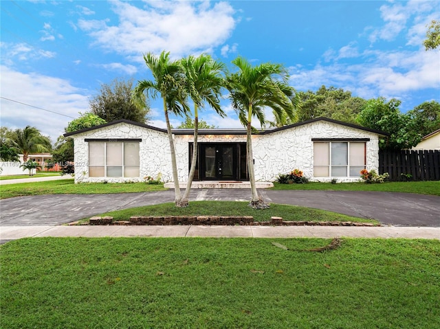 view of front of house featuring a front yard