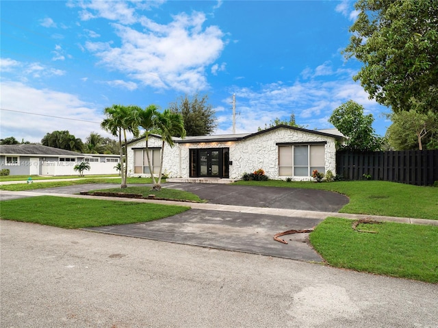 single story home with a front yard