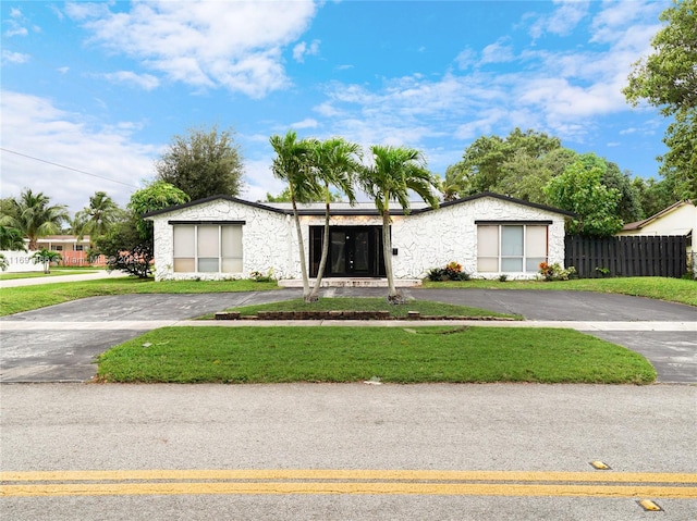 single story home with a front lawn