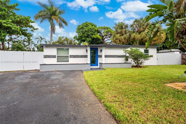 view of front facade with a front yard