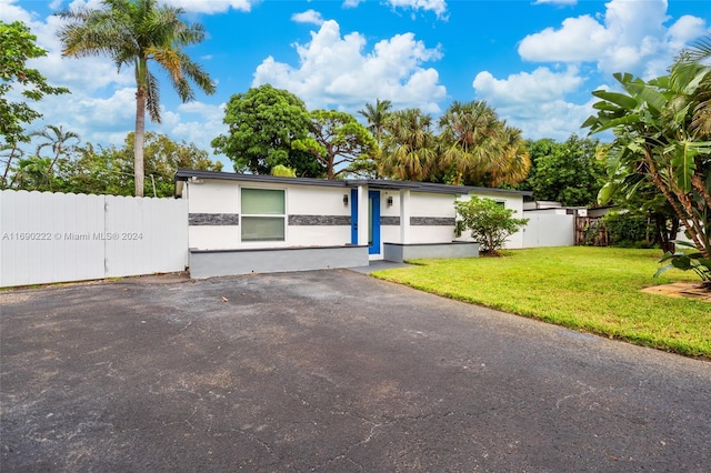 1899 NE 49th Ct, Pompano Beach, FL 33064 - view of front of home with a front yard