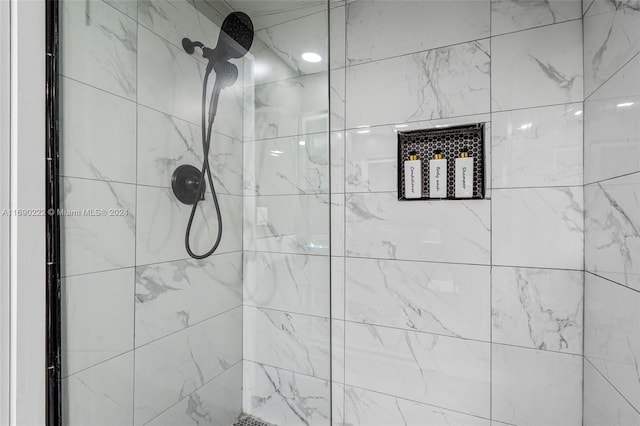 bathroom featuring a tile shower