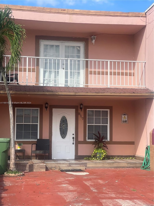 entrance to property featuring a balcony