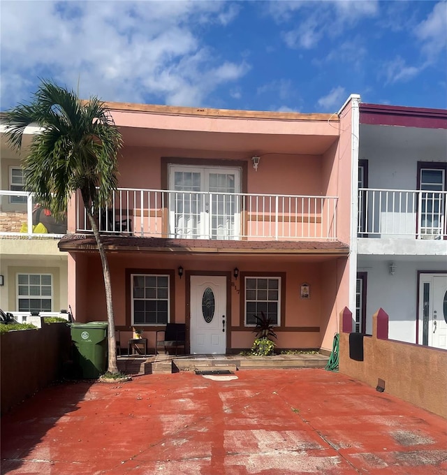 view of front facade featuring a balcony