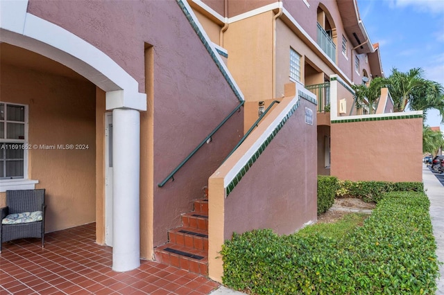 entrance to property featuring a balcony