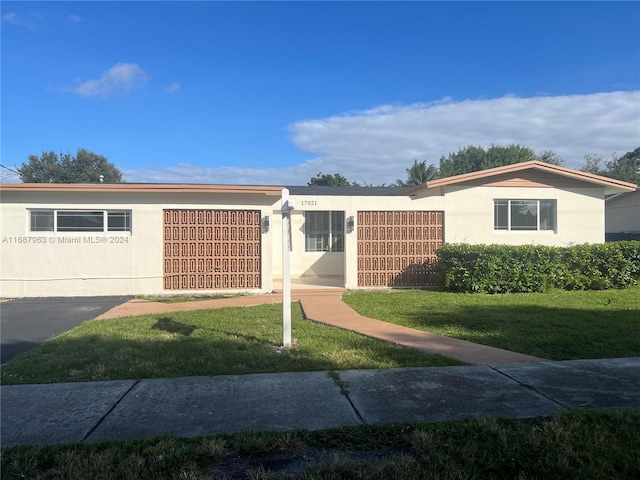 view of front of home with a front lawn