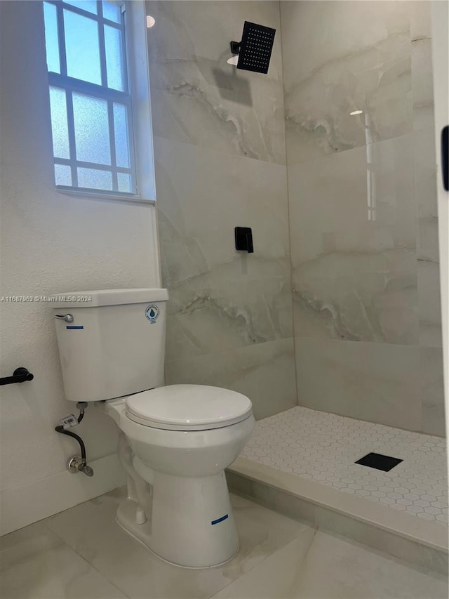 bathroom with toilet and tiled shower