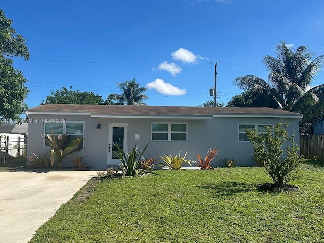 view of front of property with a front yard