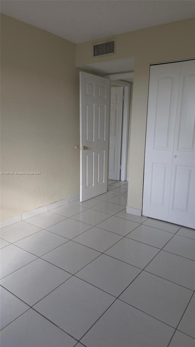 unfurnished room with light tile patterned floors