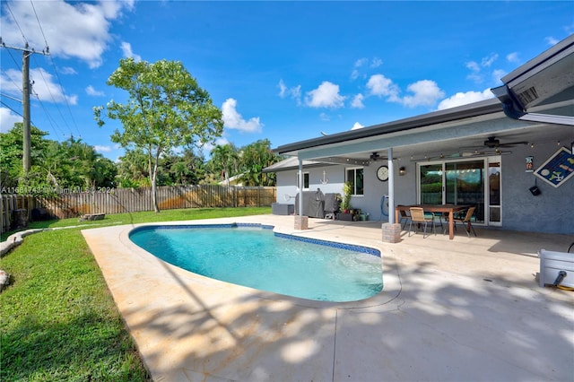 view of pool featuring ceiling fan, a yard, and a patio