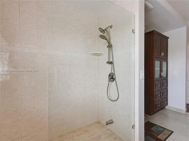 bathroom featuring tiled shower