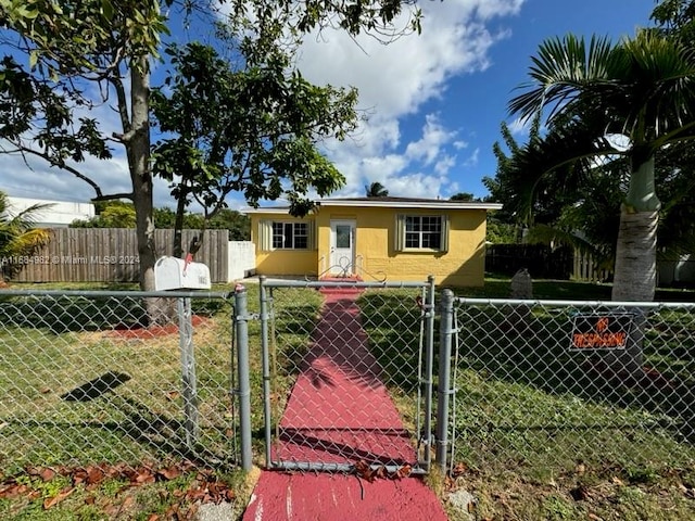 view of front facade featuring a front yard