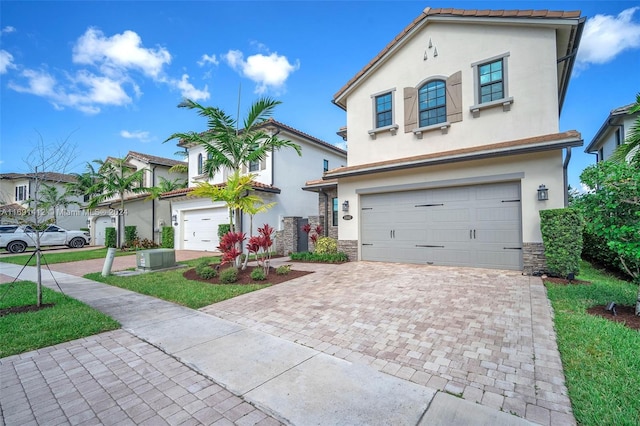 view of front facade featuring a garage and a front yard