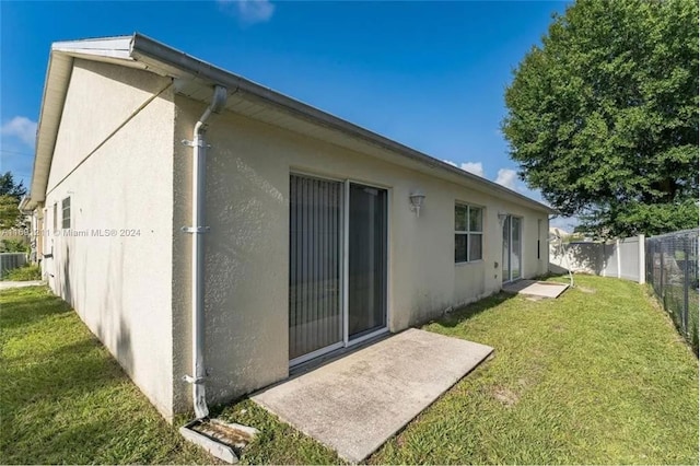 back of house featuring a yard