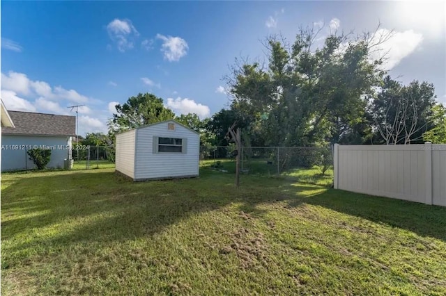 view of yard featuring a storage shed