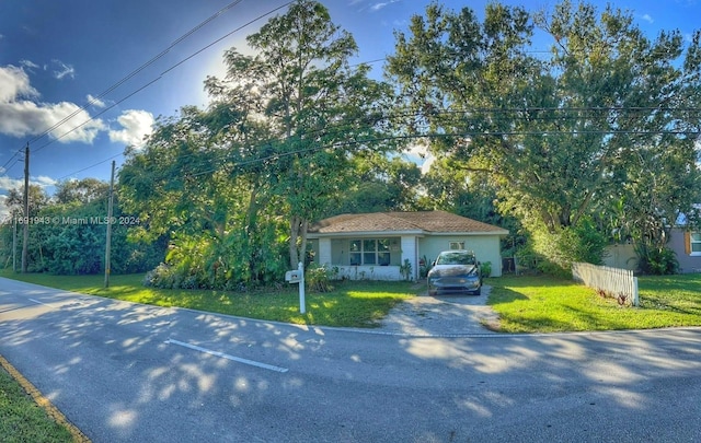 view of front facade with a front yard