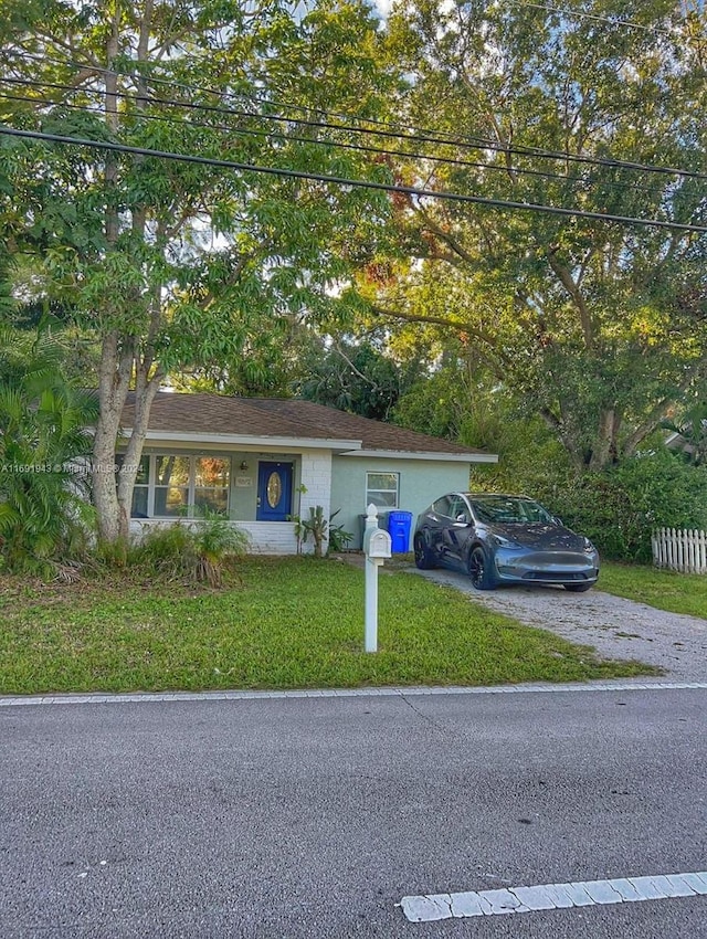 view of front facade featuring a front yard