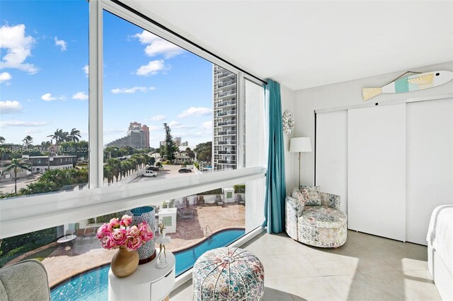 2715 N Ocean Blvd Unit 3A, Fort Lauderdale, FL 33308 - living area featuring a view of city
