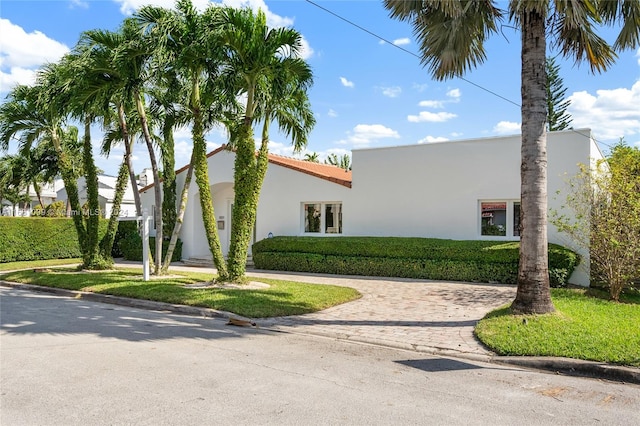 view of front of property featuring a front lawn