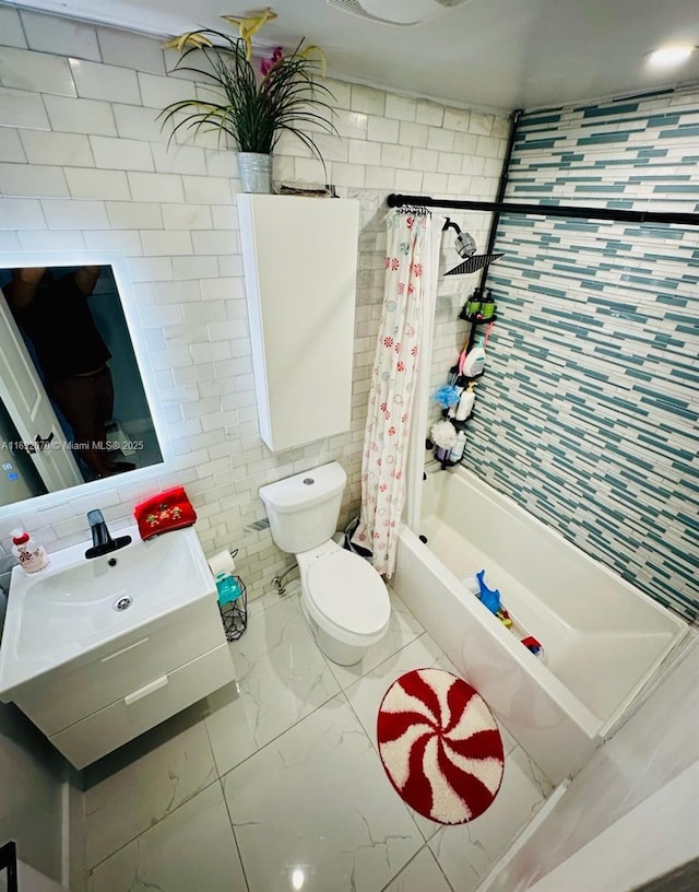 full bathroom with backsplash, shower / tub combo with curtain, vanity, and toilet