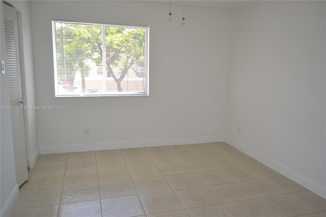 empty room featuring light tile patterned flooring