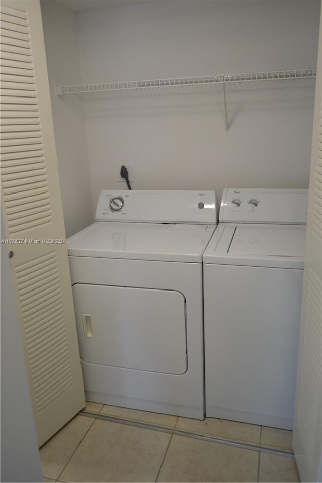 laundry room featuring light tile patterned floors and independent washer and dryer