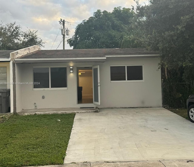 view of front of home with a front lawn