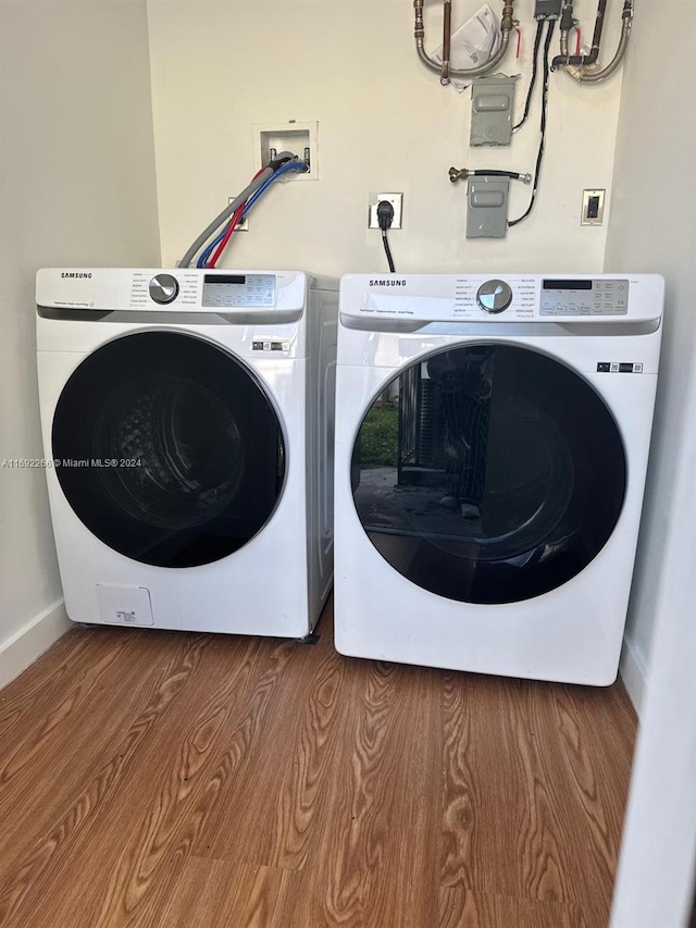 laundry area featuring hardwood / wood-style floors and independent washer and dryer