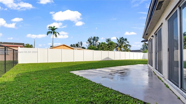 view of yard featuring a patio area