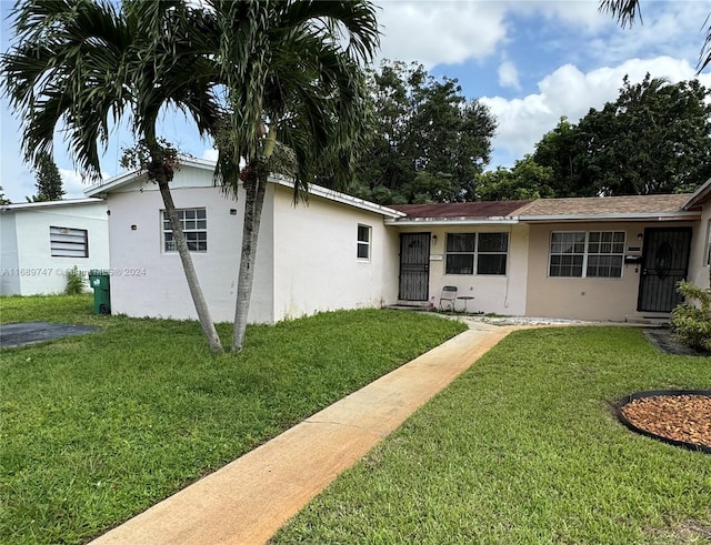 ranch-style house featuring a front lawn