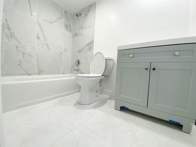 bathroom with toilet and tiled shower / bath