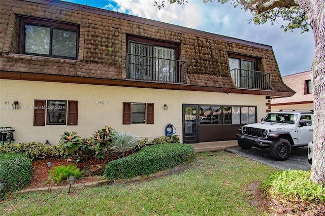 view of front of house with a balcony