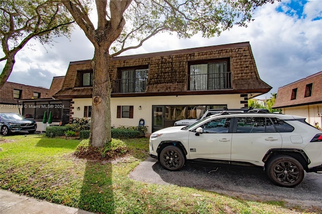 view of front facade featuring a front lawn