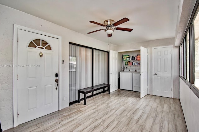 foyer featuring independent washer and dryer, light wood-type flooring, and ceiling fan