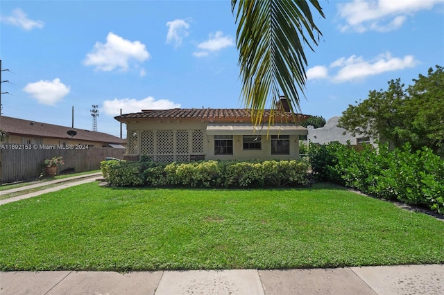 view of front of property featuring a front yard