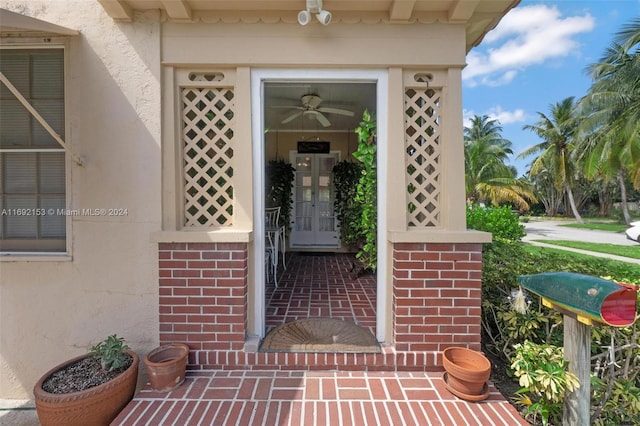 property entrance with ceiling fan