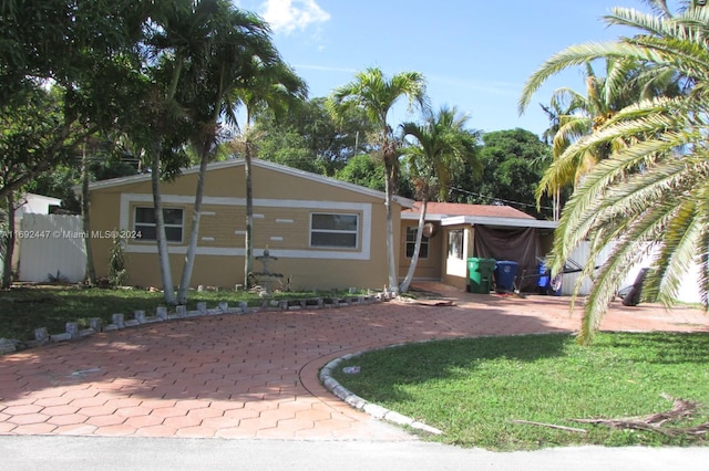 view of front of property featuring a front yard