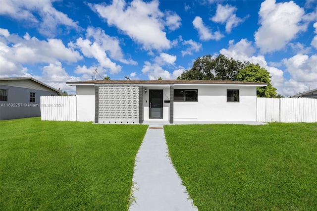 view of front facade with a front yard